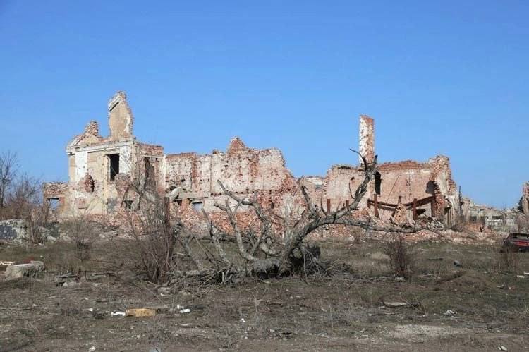 Дома превращены в руины: в сети показали, что оккупанты сделали с поселком Пески возле Донецка. Фото