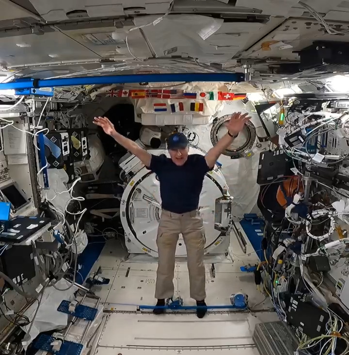 Астронавт NASA показал, как надевает штаны в космосе: видео стало вирусным