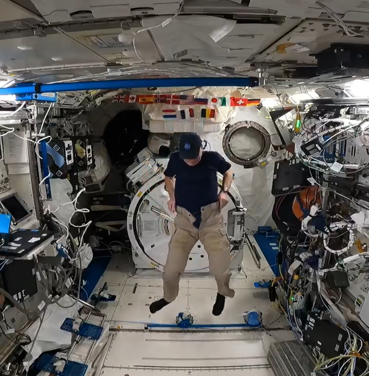 Астронавт NASA показал, как надевает штаны в космосе: видео стало вирусным