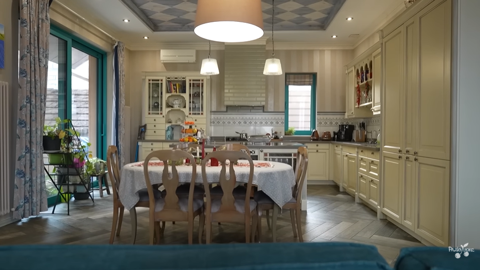 Собственное бомбоубежище и спортзал: звезда "МастерШеф" Литвинова провела экскурсию по своему дому за миллион долларов