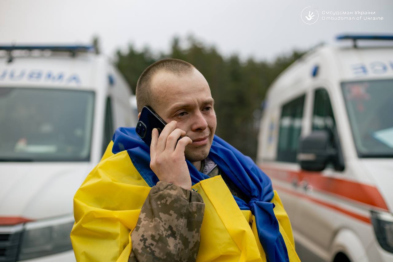 Українські захисники повернулися з російського полону.