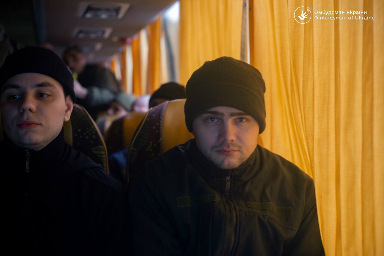 Українські захисники повернулися з російського полону.