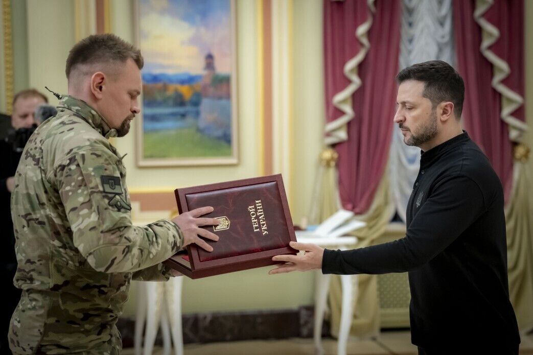 Зеленский наградил подполковника Александра Бохончика (СБУ) и капитана Павла Язловецкого.