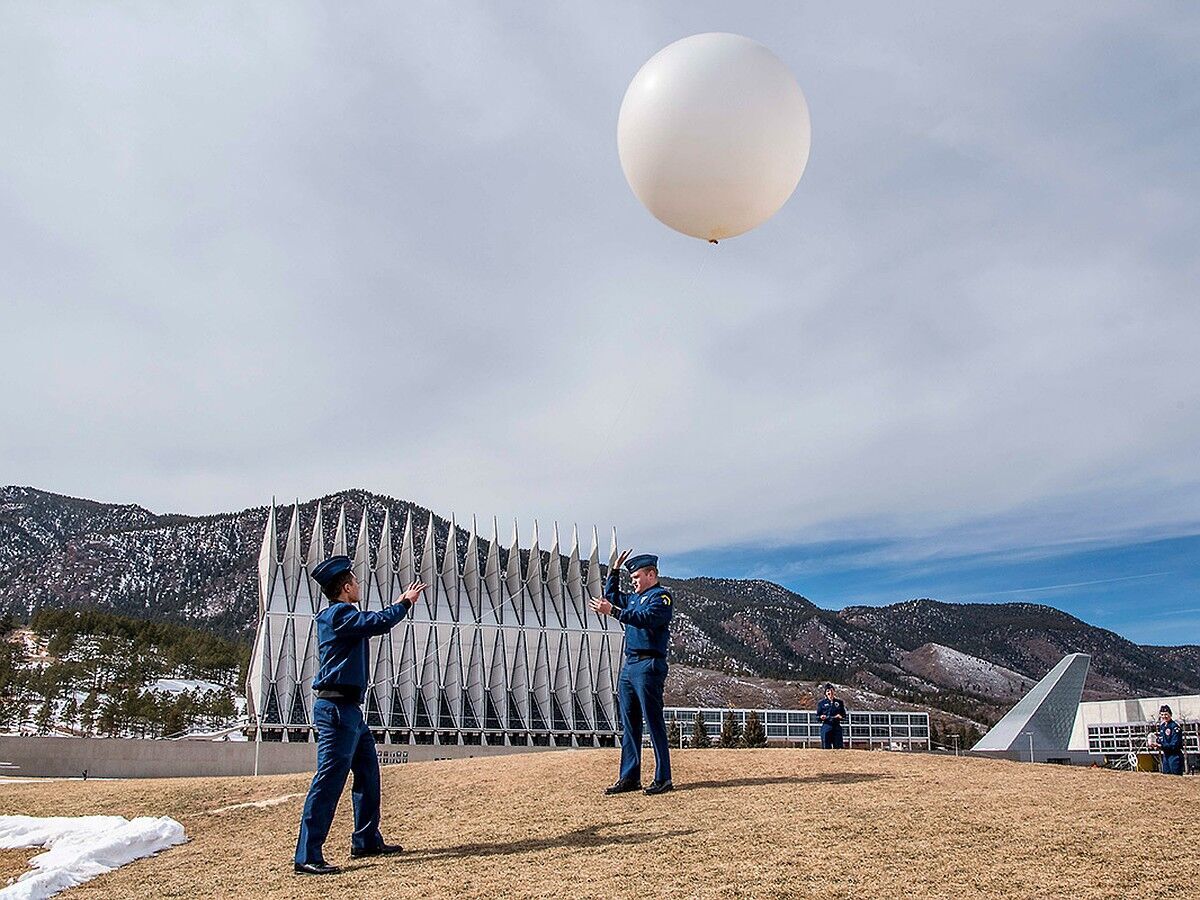 Способны дезориентировать ПВО? Что такое метеозонды, могут ли они вести разведку и что известно об их применении