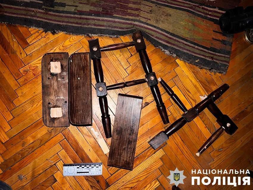В Киеве гость во время конфликта едва не убил табуреткой владельца квартиры. Подробности и фото