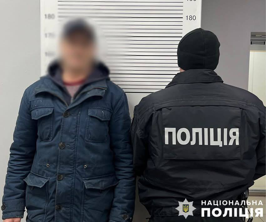 В Киеве гость во время конфликта едва не убил табуреткой владельца квартиры. Подробности и фото