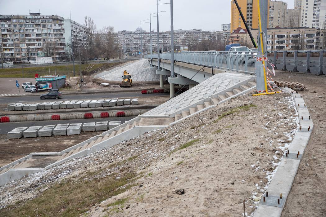 Капитально не ремонтировали более 40 лет: Кличко показал, как обновляют два моста на Оболони в Киеве. Фото