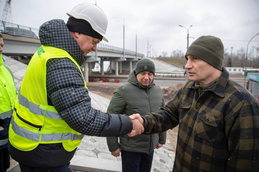 Капитально не ремонтировали более 40 лет: Кличко показал, как обновляют два моста на Оболони в Киеве. Фото