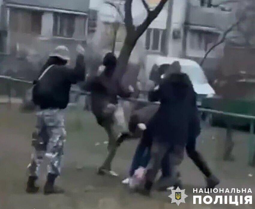 Избиение юноши группой подростков на Оболони: участникам происшествия сообщили о подозрении. Фото