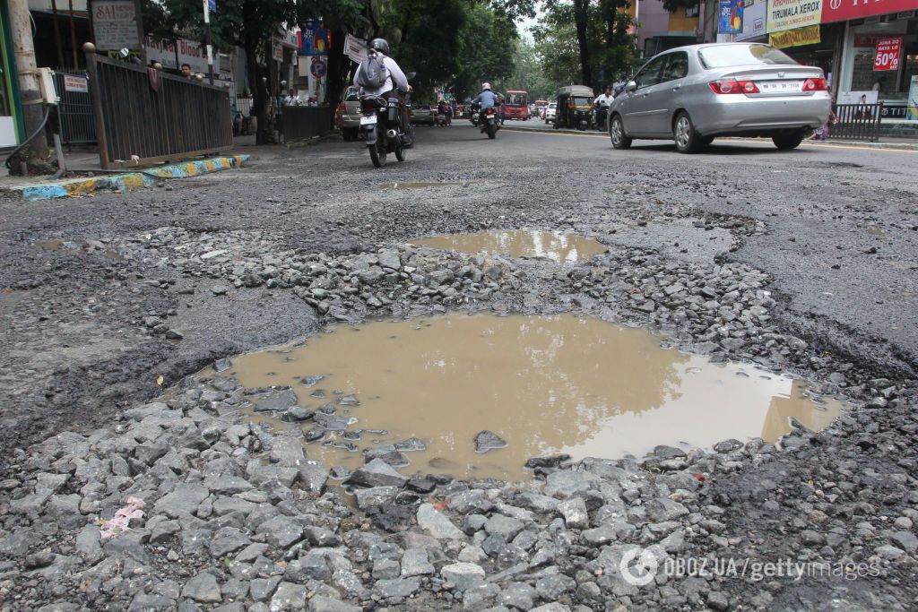 Создан асфальт, который сможет сам "ремонтировать" ямы на дорогах