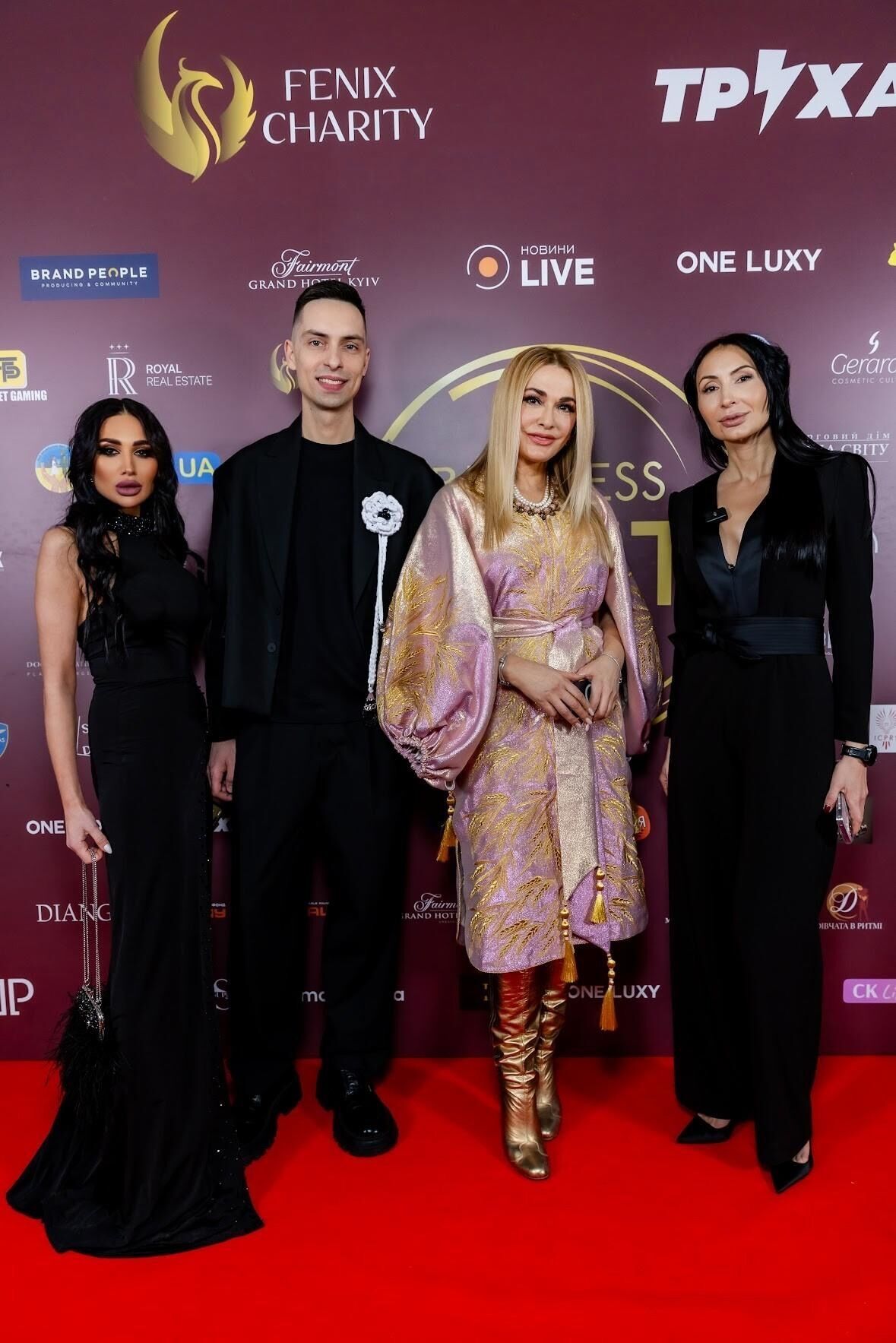 Fenix Charity отметила лучших на Business Gravity Awards 2025: OBOZ.UA получил медиа года