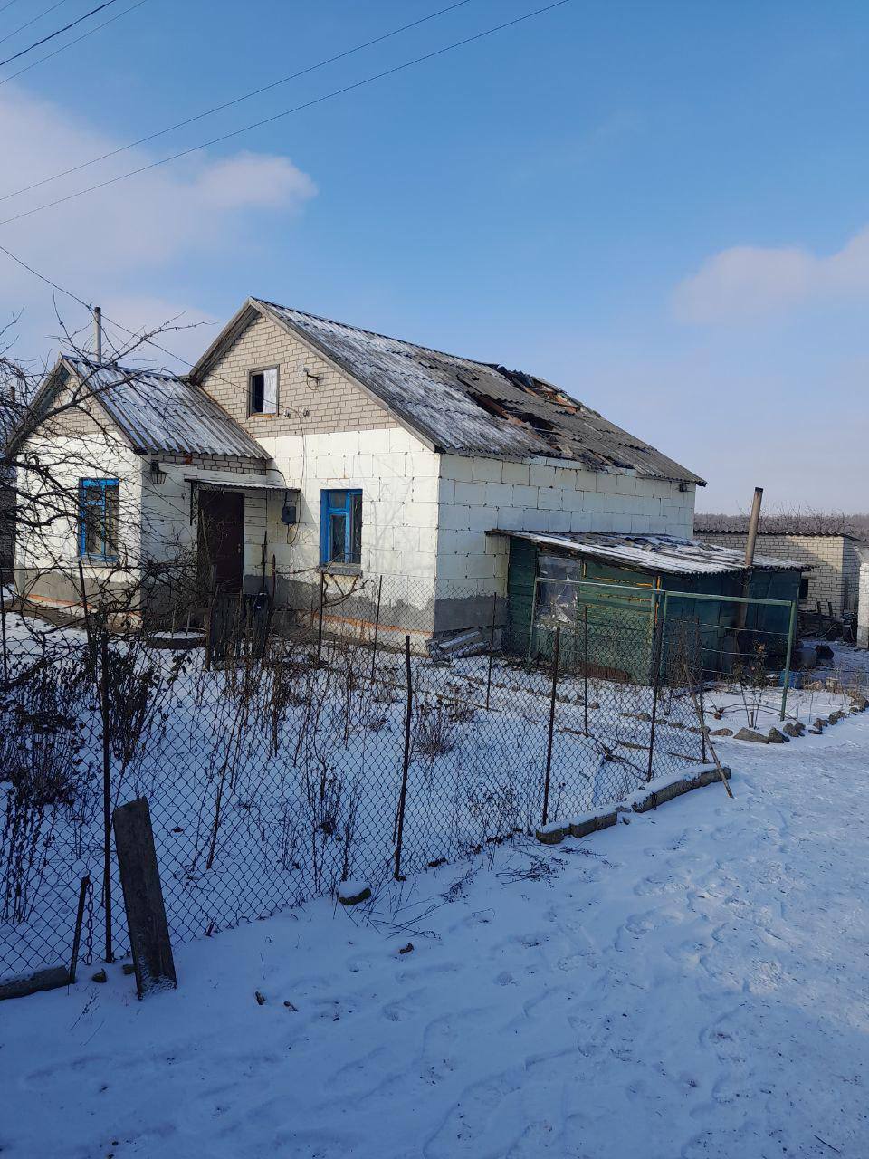 Оккупанты ударили по Купянску и району: повреждены дома, авто скорой, пострадала женщина. Фото