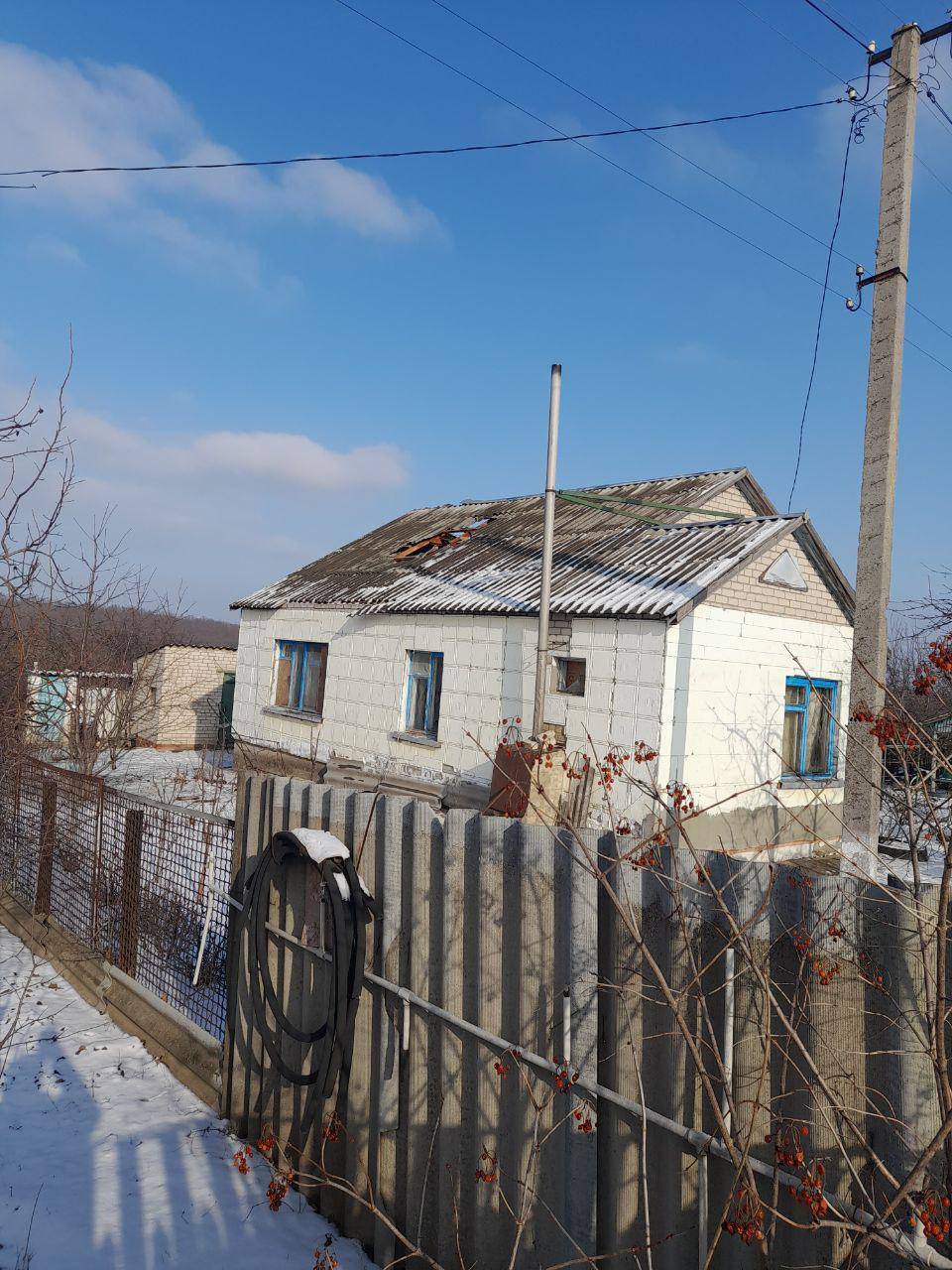 Оккупанты ударили по Купянску и району: повреждены дома, авто скорой, пострадала женщина. Фото