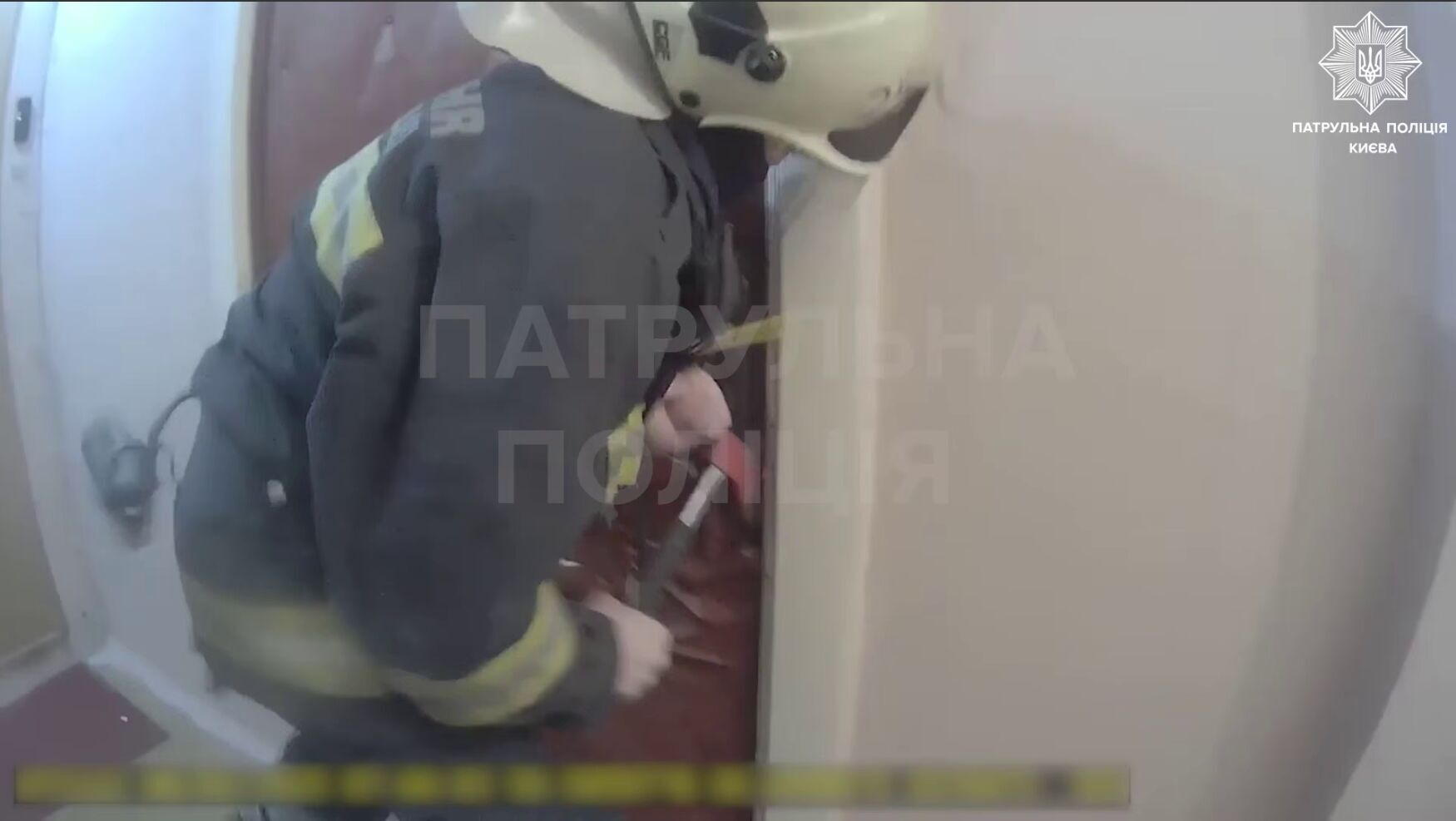 Звисав з вікна на восьмому поверсі: патрульні та бійці ДСНС врятували киянина. Відео