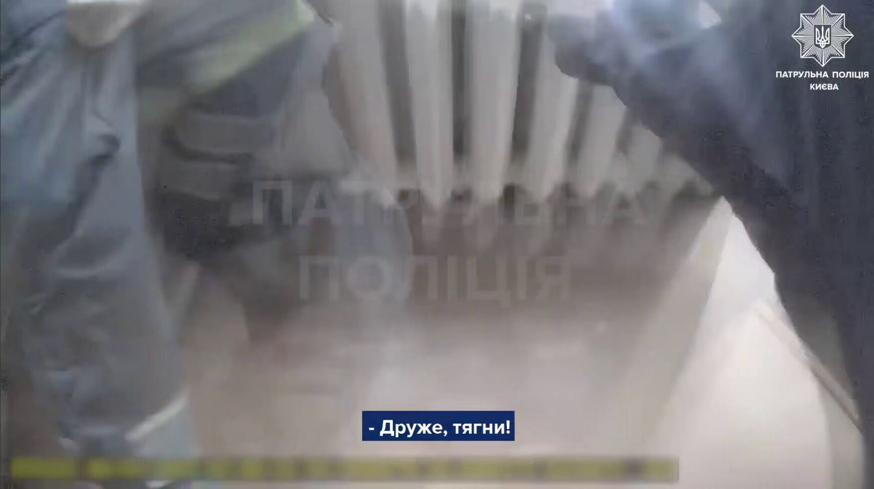 Звисав з вікна на восьмому поверсі: патрульні та бійці ДСНС врятували киянина. Відео