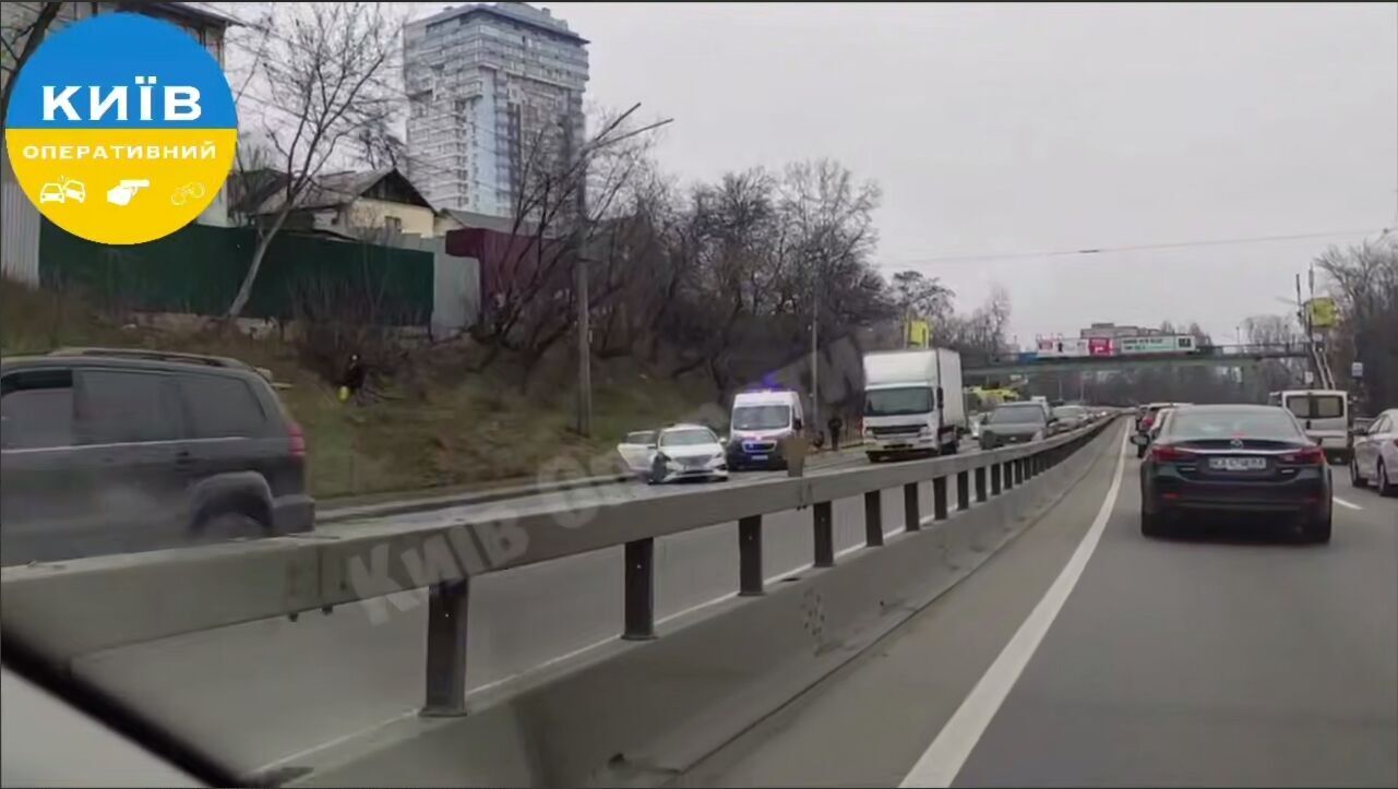 В Киеве произошло тройное ДТП с участием грузовика: возникла пробка, на месте работали врачи. Фото и видео