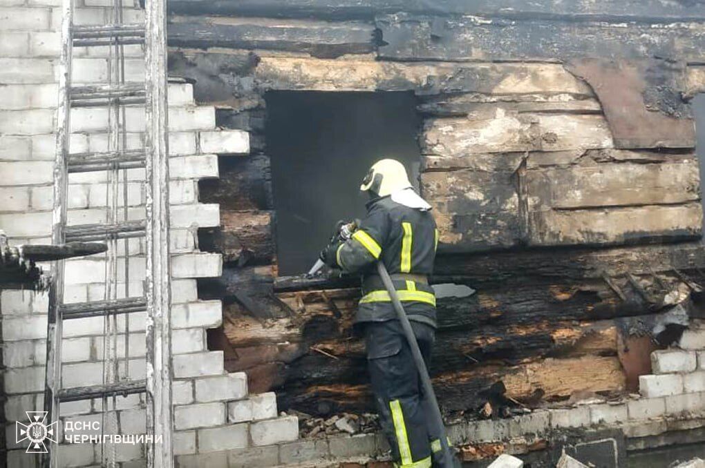 На Черниговщине по неосторожности во время курения произошло два пожара: погибли два пенсионера. Фото