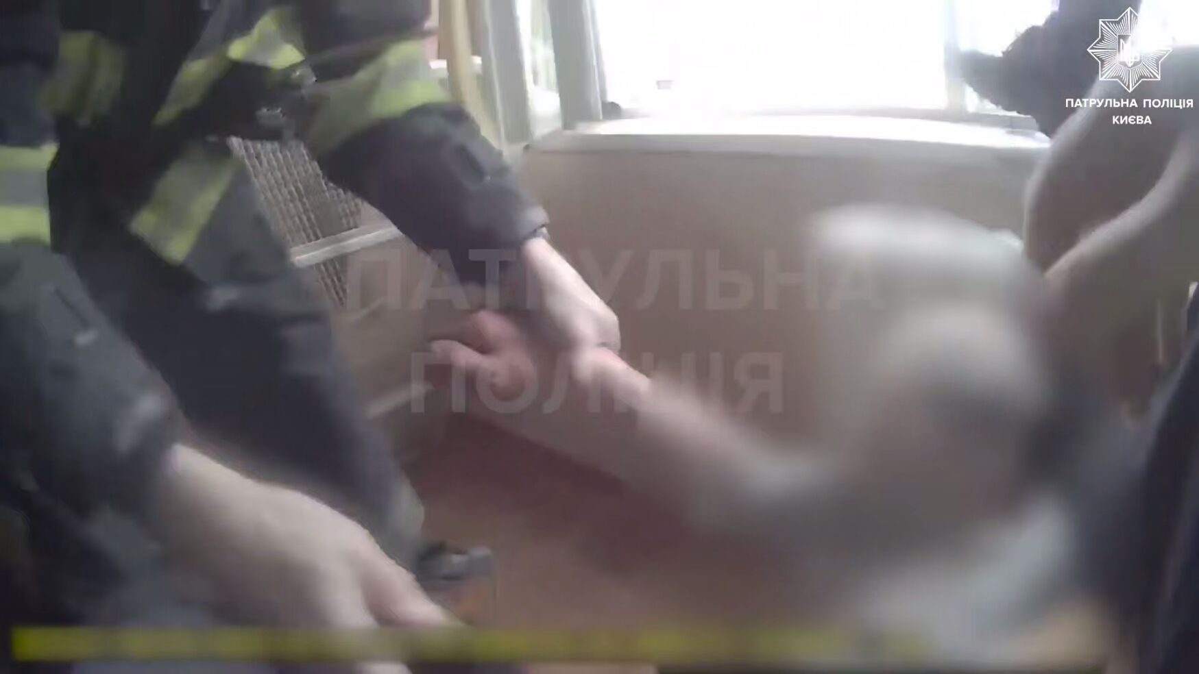 Звисав з вікна на восьмому поверсі: патрульні та бійці ДСНС врятували киянина. Відео