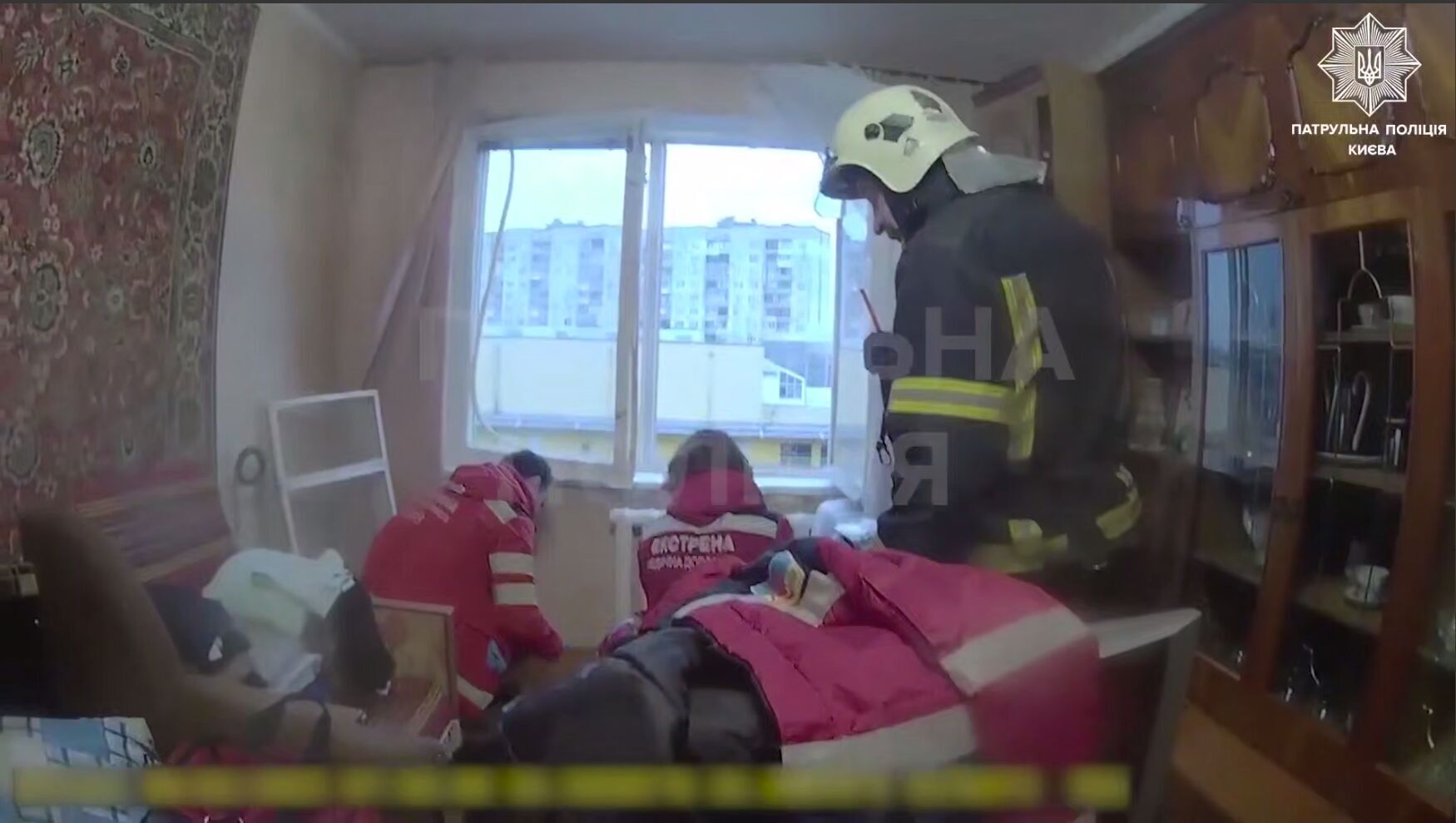 Звисав з вікна на восьмому поверсі: патрульні та бійці ДСНС врятували киянина. Відео