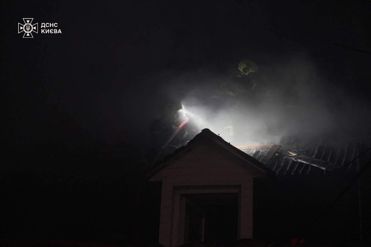 В Киеве произошло одновременно два пожара: горели дом на Троещине и церковь Выдубицкого монастыря. Фото