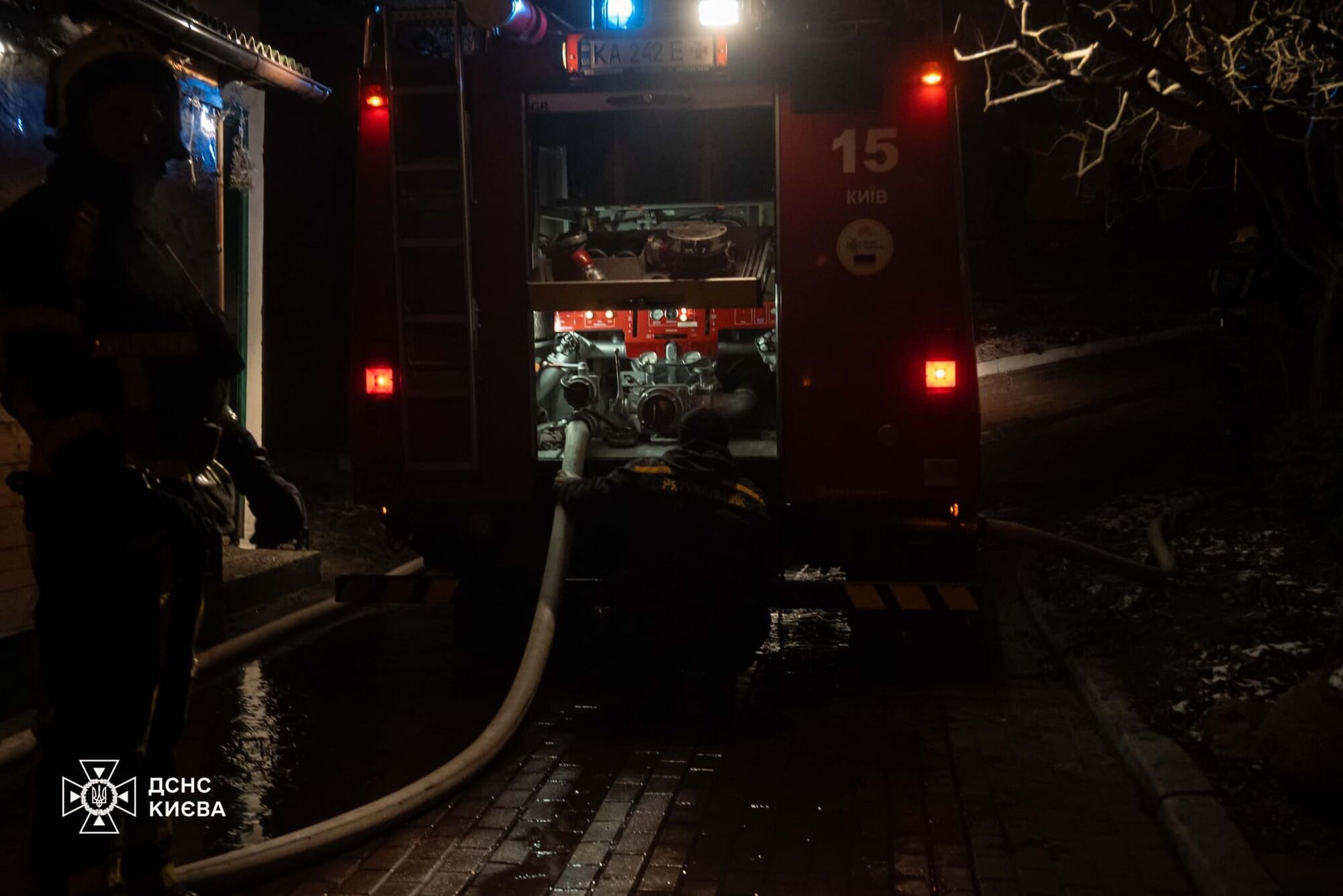 В Киеве произошло одновременно два пожара: горели дом на Троещине и церковь Выдубицкого монастыря. Фото