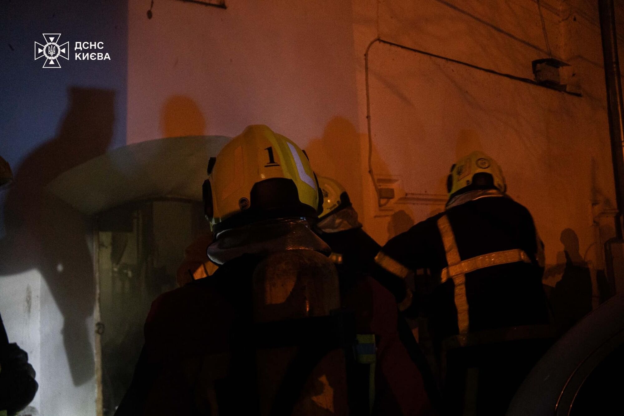 В Киеве произошло одновременно два пожара: горели дом на Троещине и церковь Выдубицкого монастыря. Фото