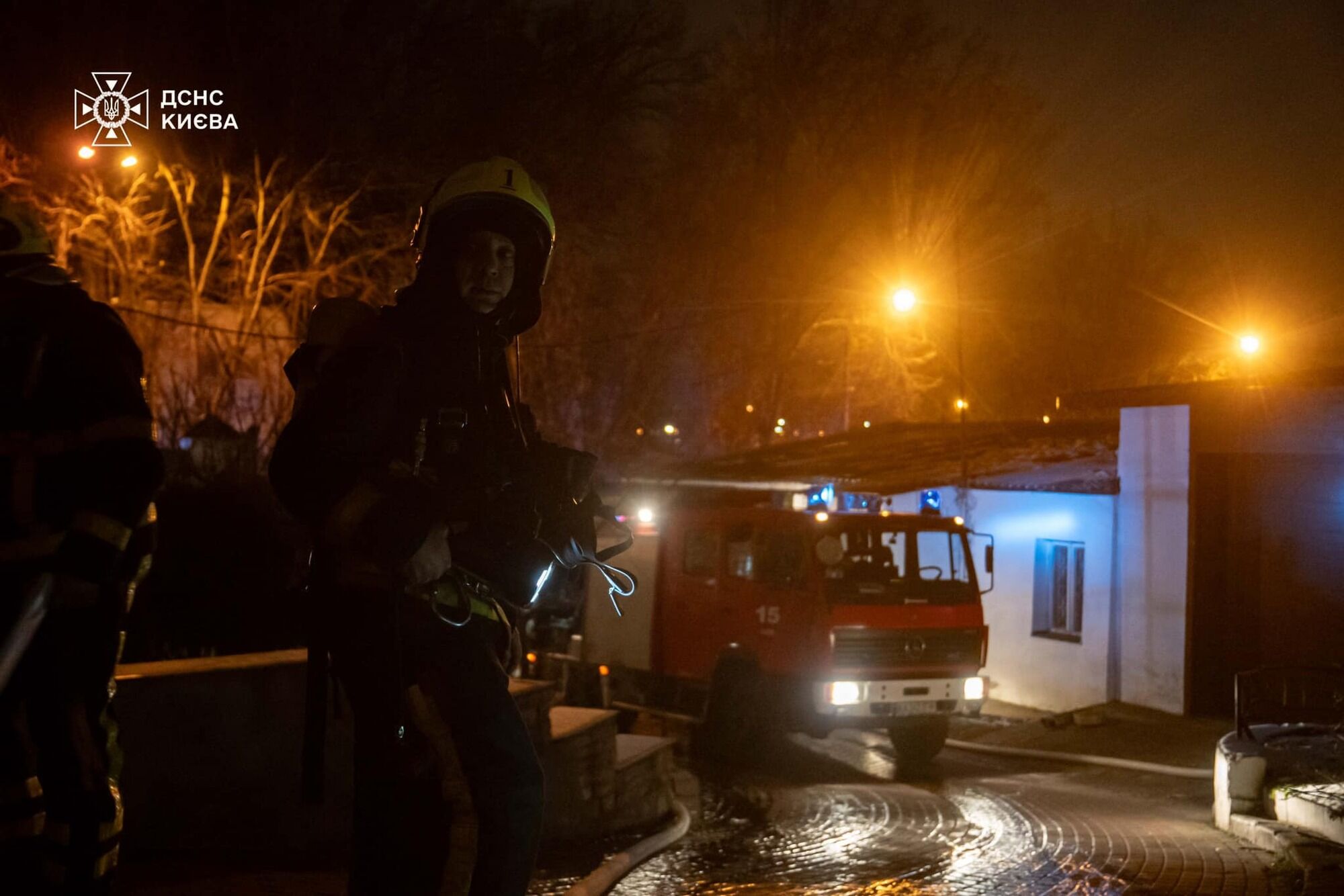 В Киеве произошло одновременно два пожара: горели дом на Троещине и церковь Выдубицкого монастыря. Фото