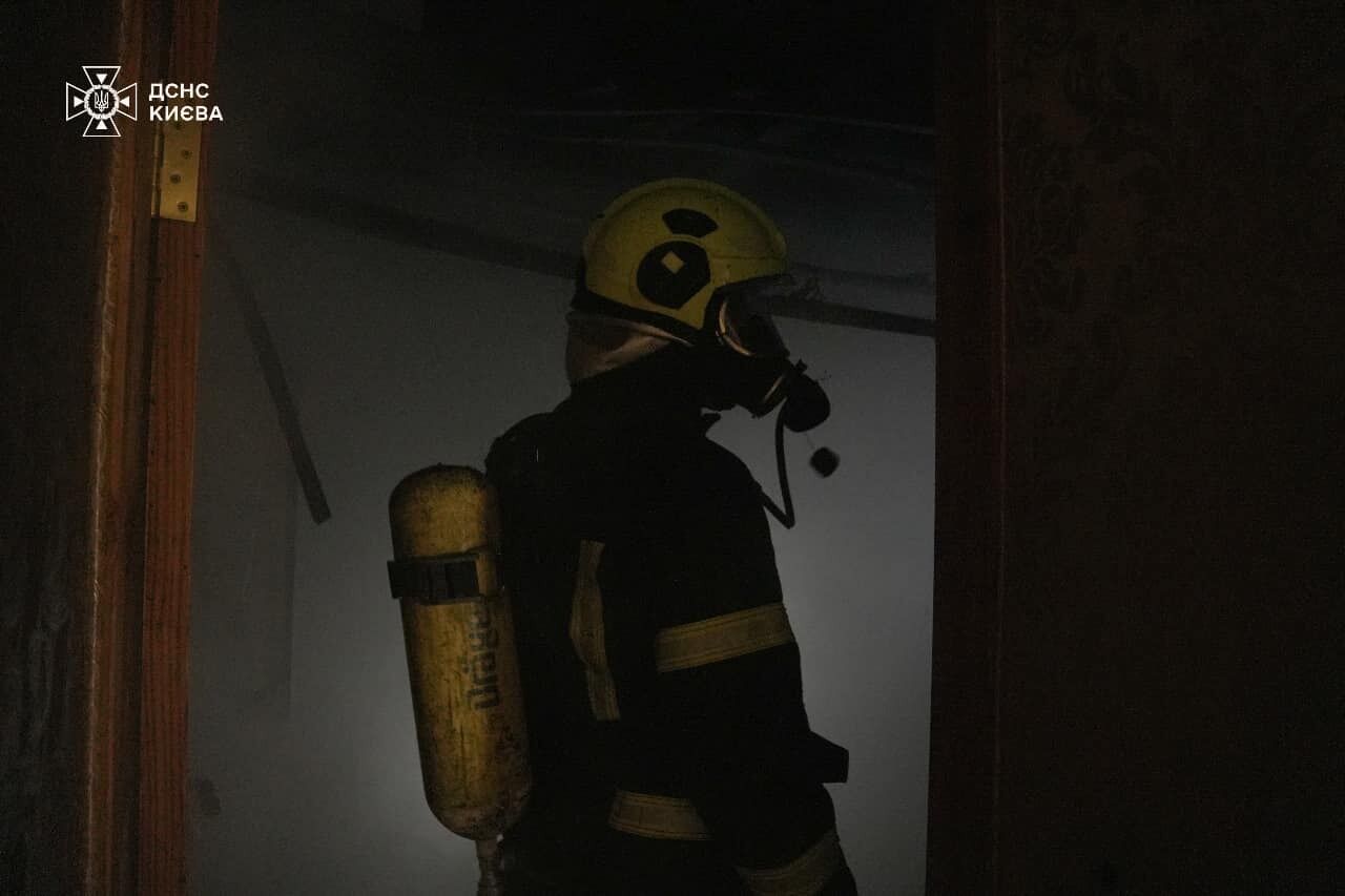 В Киеве произошло одновременно два пожара: горели дом на Троещине и церковь Выдубицкого монастыря. Фото