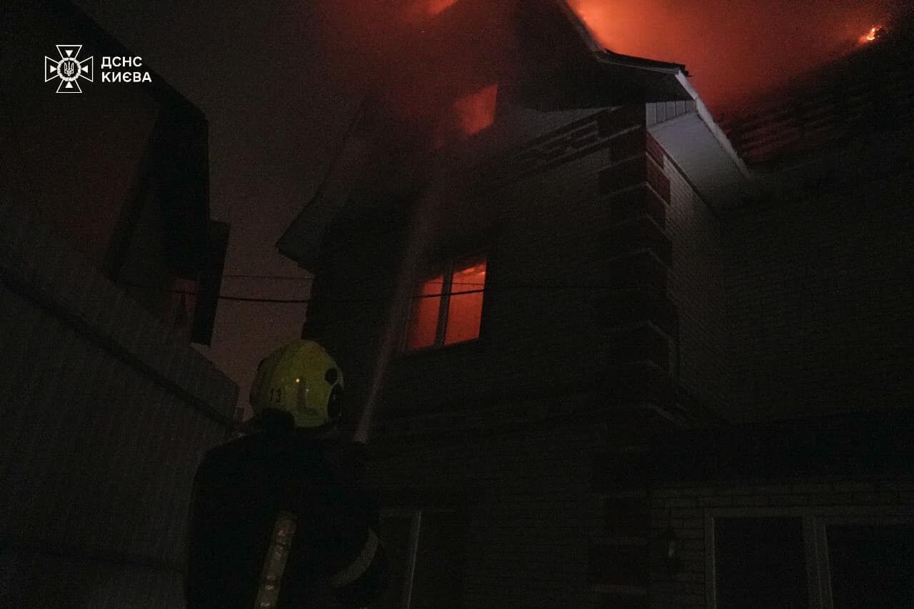 В Киеве произошло одновременно два пожара: горели дом на Троещине и церковь Выдубицкого монастыря. Фото