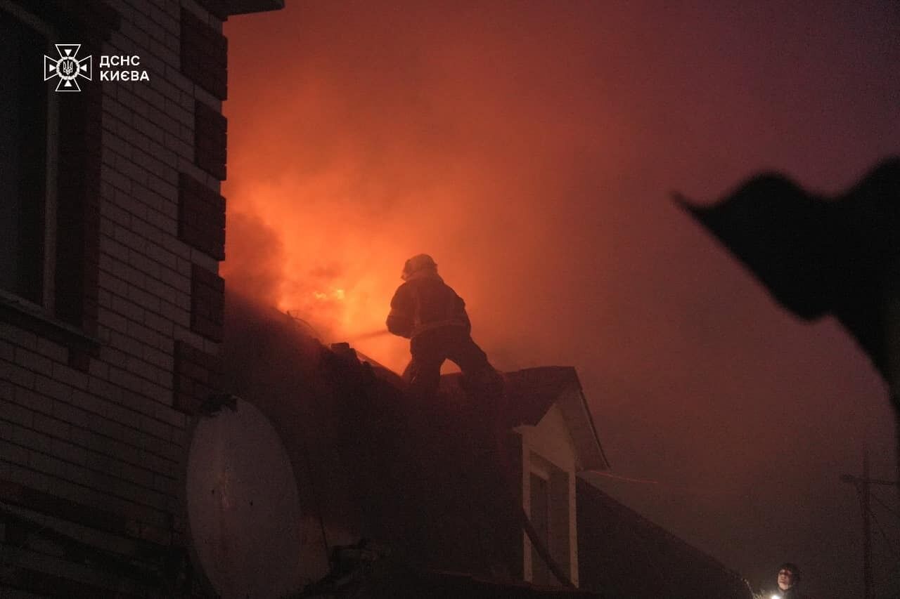 В Киеве произошло одновременно два пожара: горели дом на Троещине и церковь Выдубицкого монастыря. Фото