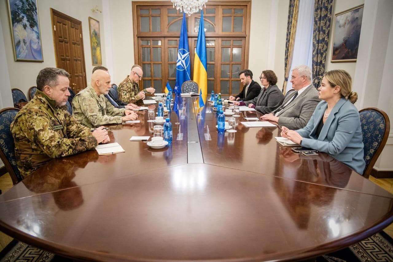 До Києва приїхав голова Військового комітету НАТО: подробиці візиту й фото