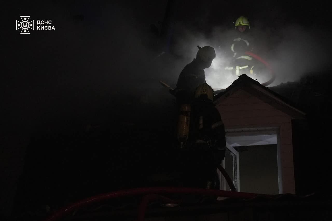 В Киеве произошло одновременно два пожара: горели дом на Троещине и церковь Выдубицкого монастыря. Фото