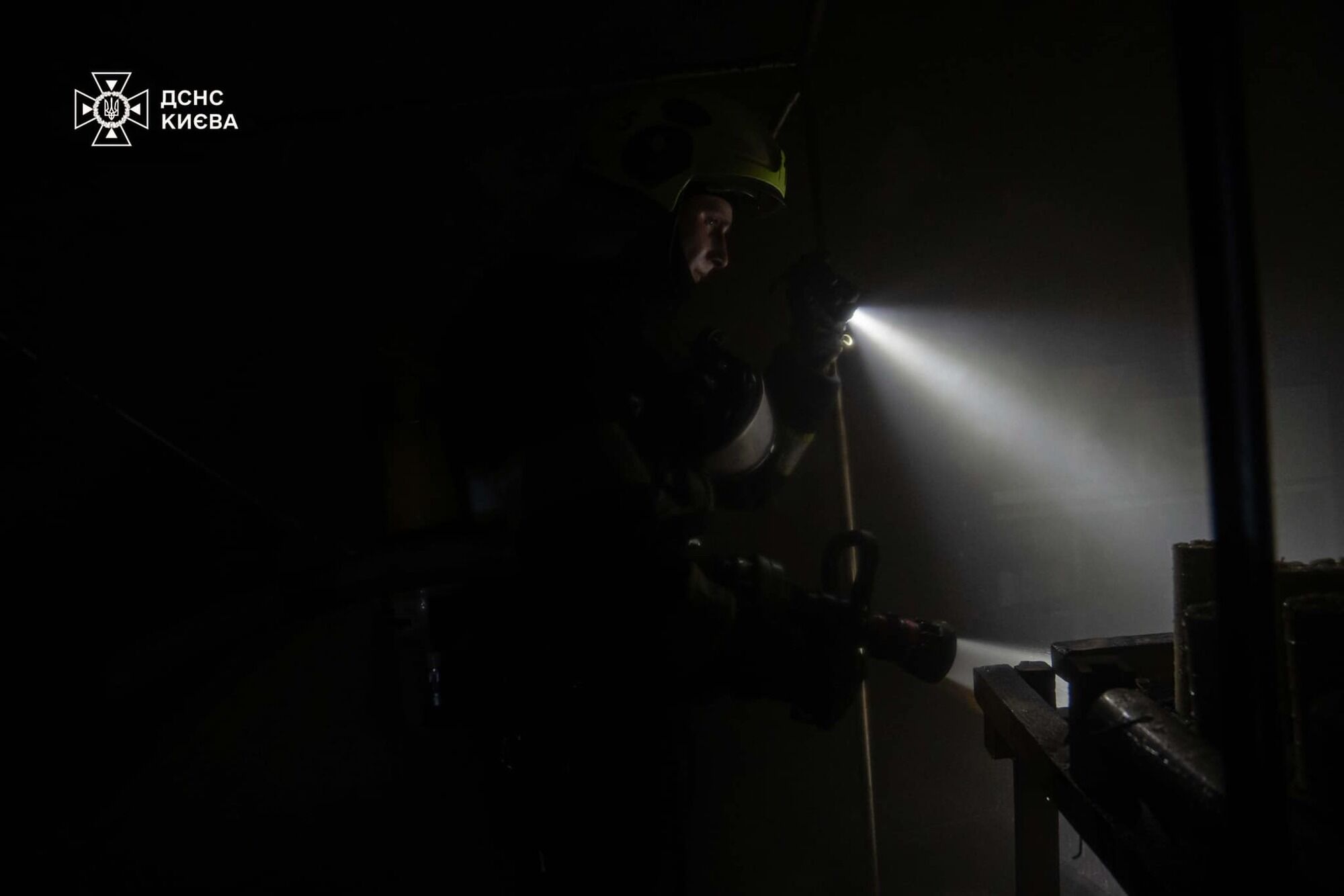 В Киеве произошло одновременно два пожара: горели дом на Троещине и церковь Выдубицкого монастыря. Фото