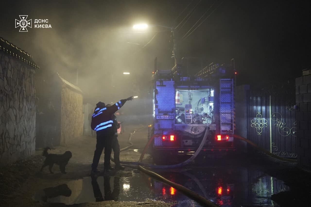 В Киеве произошло одновременно два пожара: горели дом на Троещине и церковь Выдубицкого монастыря. Фото