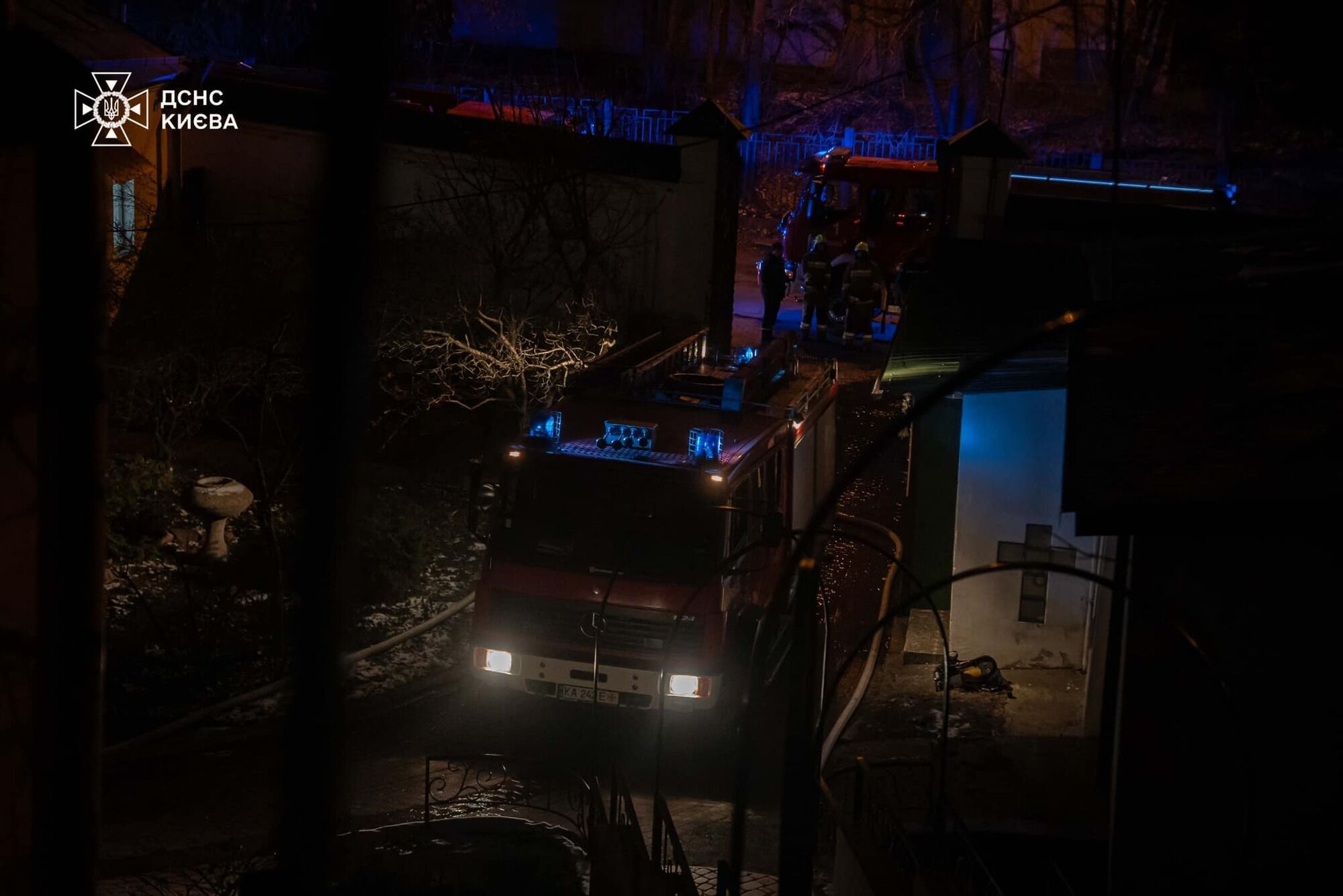 В Киеве произошло одновременно два пожара: горели дом на Троещине и церковь Выдубицкого монастыря. Фото