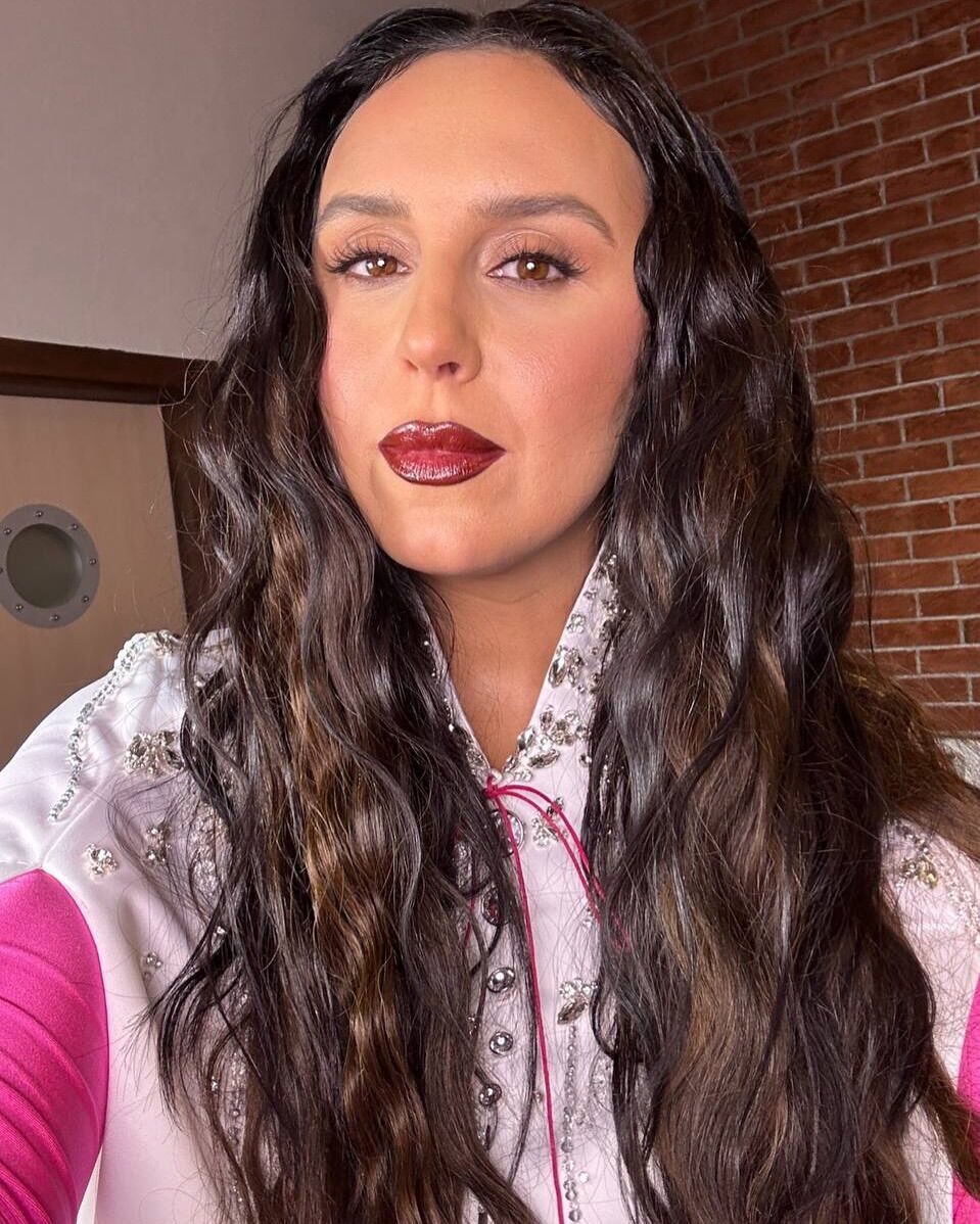 Рожеві рукавички і кейп: Джамала приголомшила ніжним образом для Нацвідбору на Євробачення 2025. Фото