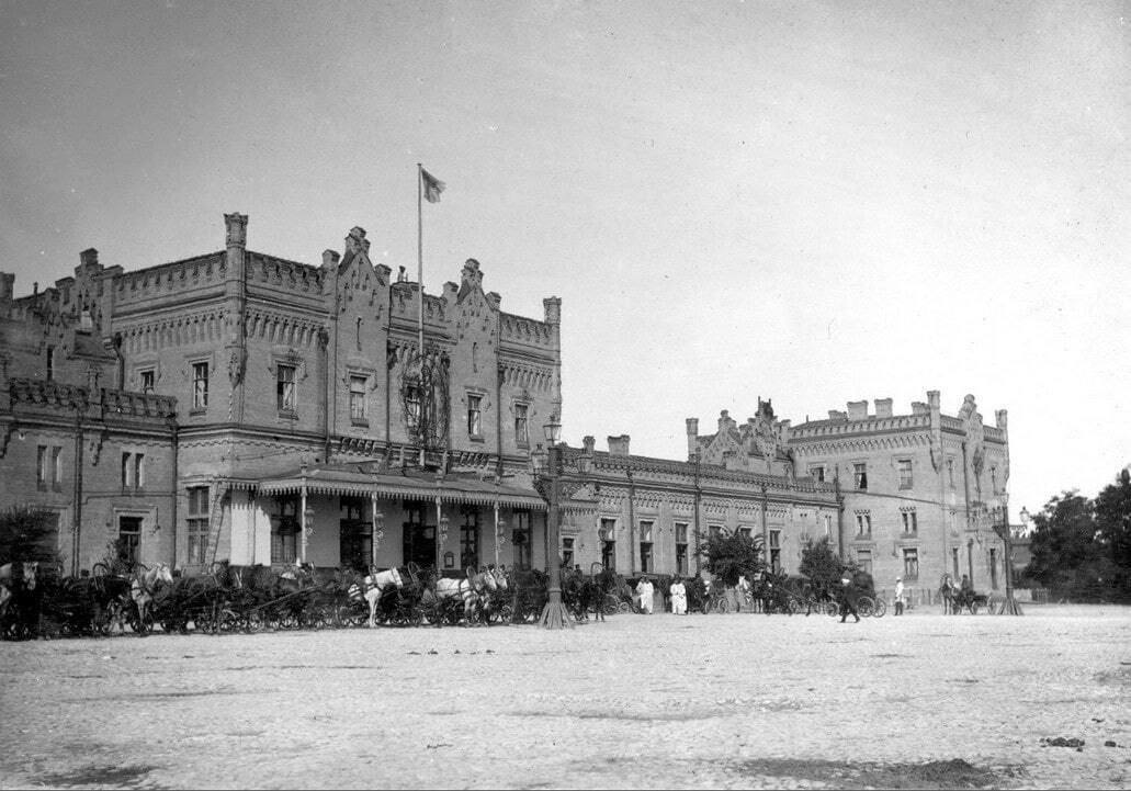 Почти средневековый замок: как выглядел первый железнодорожный вокзал Киева в начале 1900-х. Архивные фото