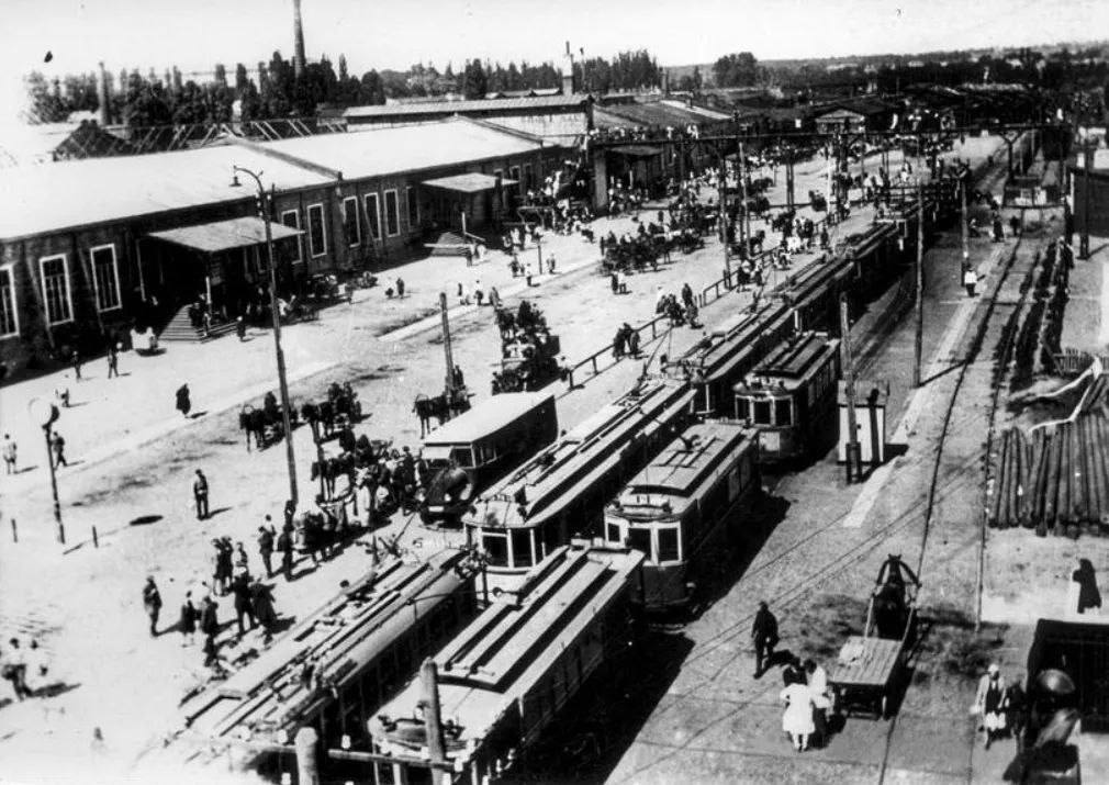 Почти средневековый замок: как выглядел первый железнодорожный вокзал Киева в начале 1900-х. Архивные фото