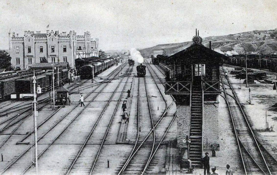 Почти средневековый замок: как выглядел первый железнодорожный вокзал Киева в начале 1900-х. Архивные фото
