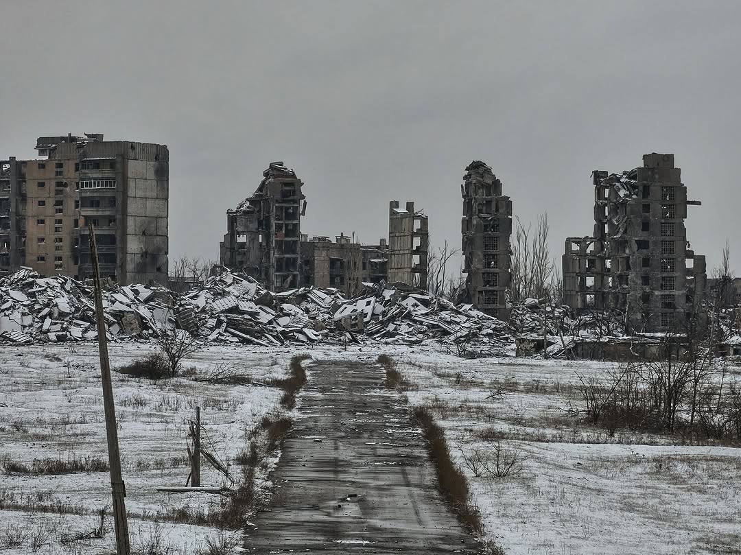 Мертвые руины: в сети показали, что российские оккупанты сделали с Торецком. Видео