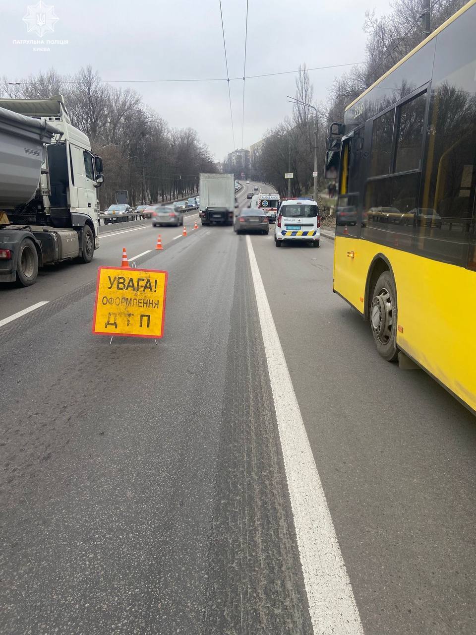 В Киеве произошло тройное ДТП с участием грузовика: возникла пробка, на месте работали врачи. Фото и видео