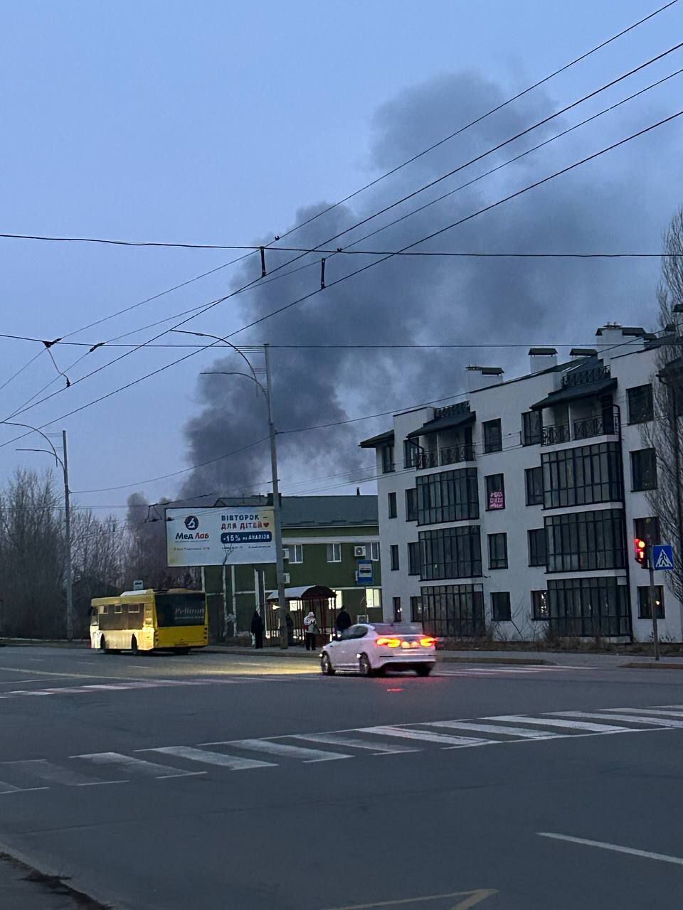 В Киеве произошло одновременно два пожара: горели дом на Троещине и церковь Выдубицкого монастыря. Фото