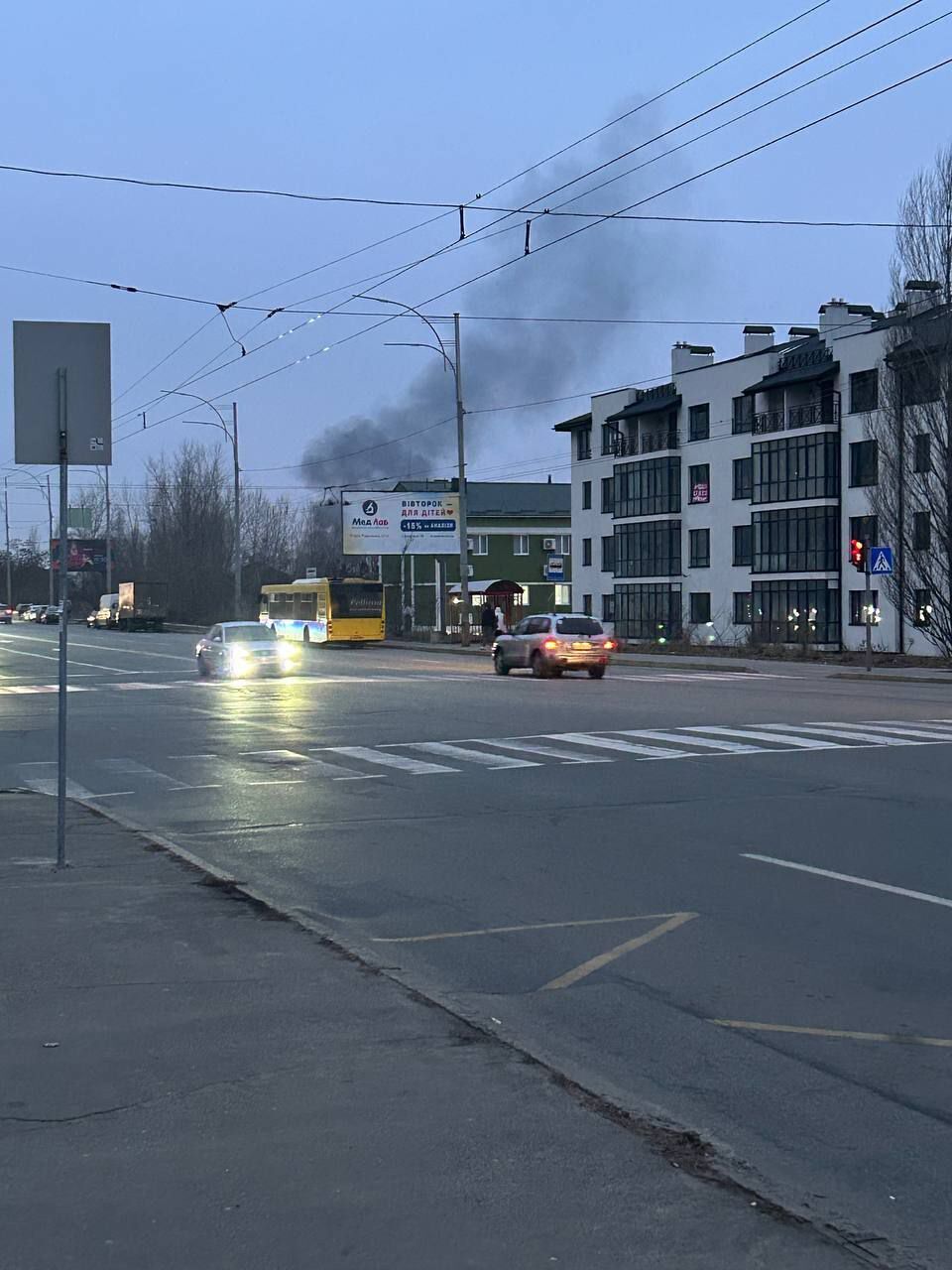 В Киеве произошло одновременно два пожара: горели дом на Троещине и церковь Выдубицкого монастыря. Фото