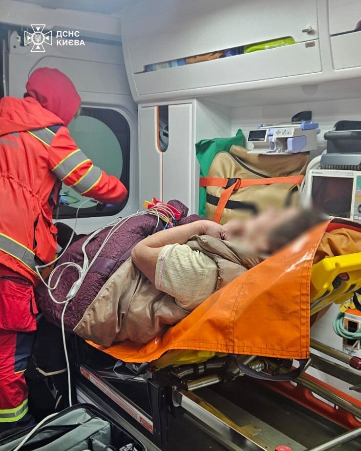 В Киеве бойцы ГСЧС во время тушения пожара в квартире спасли супругов и их собачку. Фото и подробности