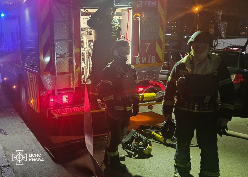 В Киеве бойцы ГСЧС во время тушения пожара в квартире спасли супругов и их собачку. Фото и подробности
