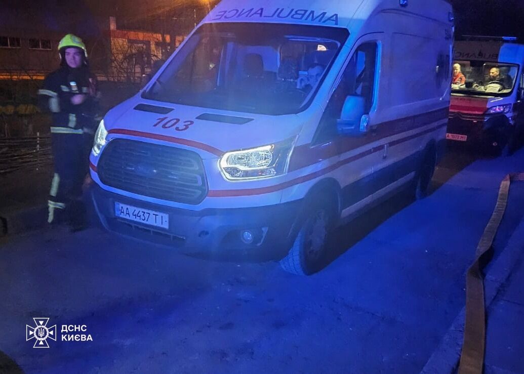 В Киеве бойцы ГСЧС во время тушения пожара в квартире спасли супругов и их собачку. Фото и подробности
