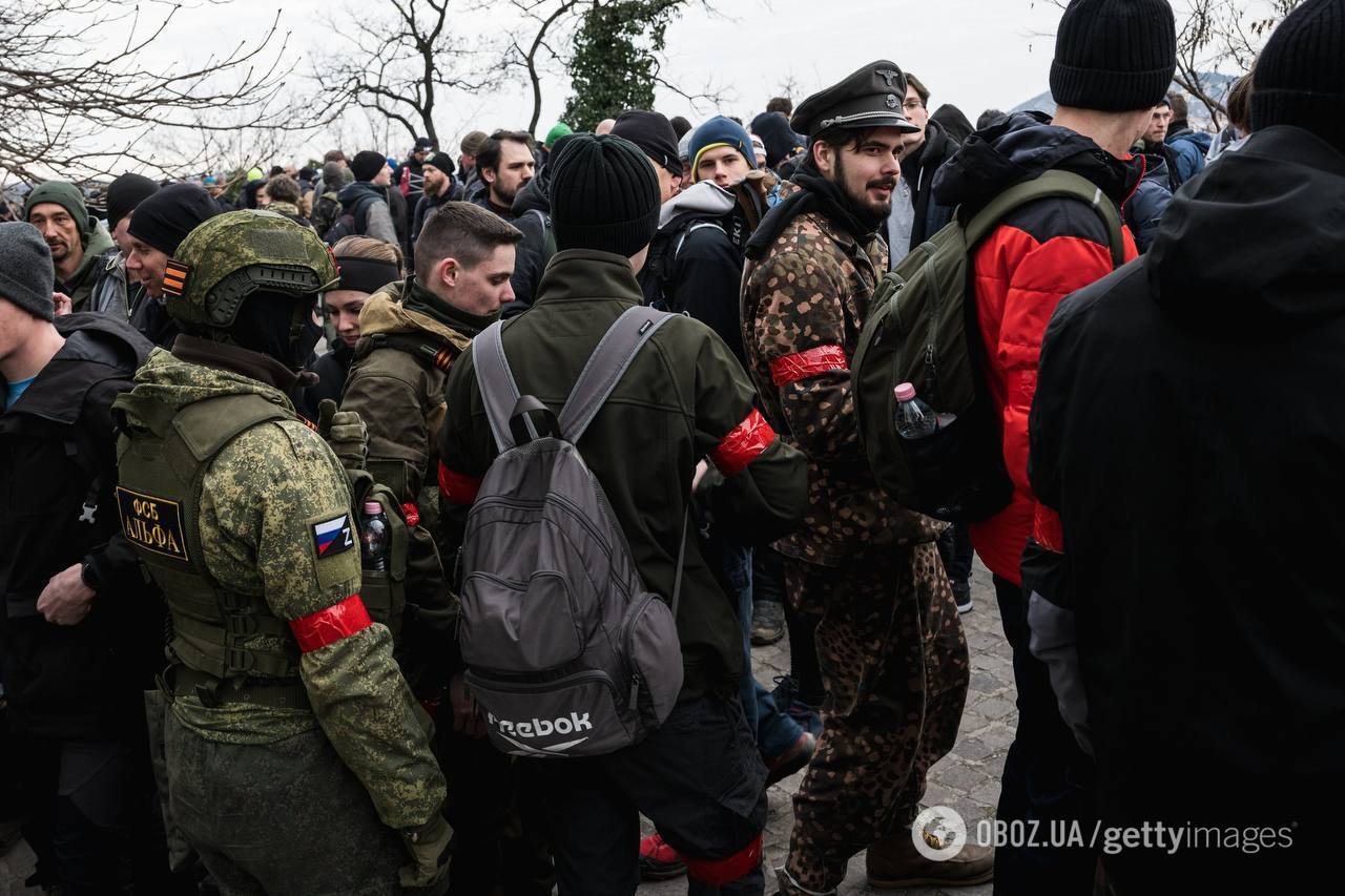 З георгіївськими стрічками і формою армії Росії: у Будапешті відбувся мітинг неонацистів. Фото