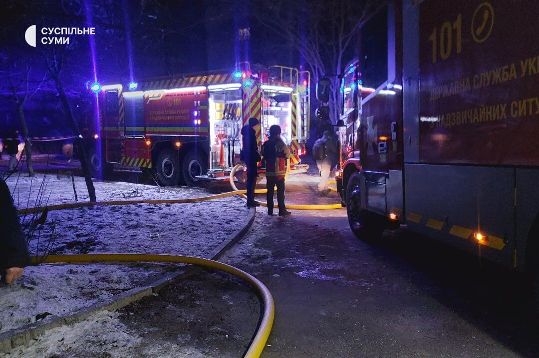 В Сумах "Шахед" попал в стоянку возле дома: многие машины повреждены, выбиты окна. Фото и видео