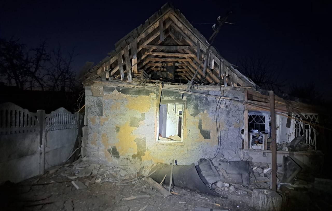 Россия атаковала Никопольщину: изувеченные АЗС, дома, газопроводы, автомобили, есть пострадавшие. Фото