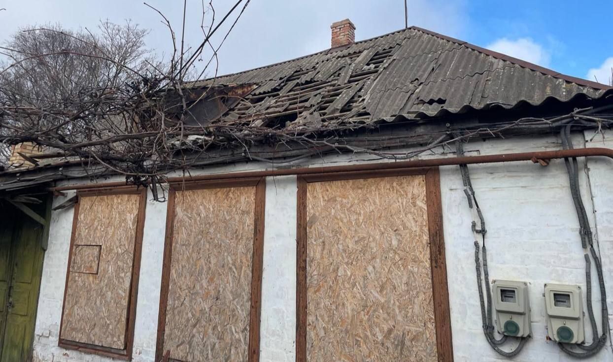 Россия атаковала Никопольщину: изувеченные АЗС, дома, газопроводы, автомобили, есть пострадавшие. Фото